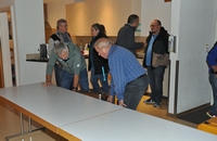 Hoppla, jetzt geht's endlich um die Wurst - während im Hintergrund "geschäftet" wird