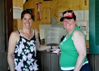 die Damen des Schiessb&uuml;ros (Yvonne und Andrea) unterst&uuml;tzen Andi