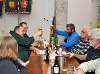 noch schnell ein Bier bestellt, noch ein letztes "Prost"