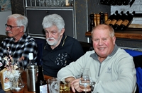 das Ehrenmitglied, ein Gast und der Stimmenz&auml;hler