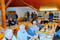 die etwas Älteren sitzen schon - die Jungen kommen halt von der Arbeit