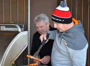 Chef Wieser schaut dem Angestellten Urs auf die Finger