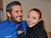 so lacht ein Sieger und dessen Freundin