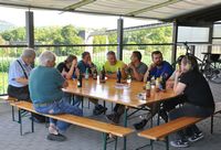 die ersten Ankömmlinge - Bier hat's, auf die Wurst müssen sie noch warten